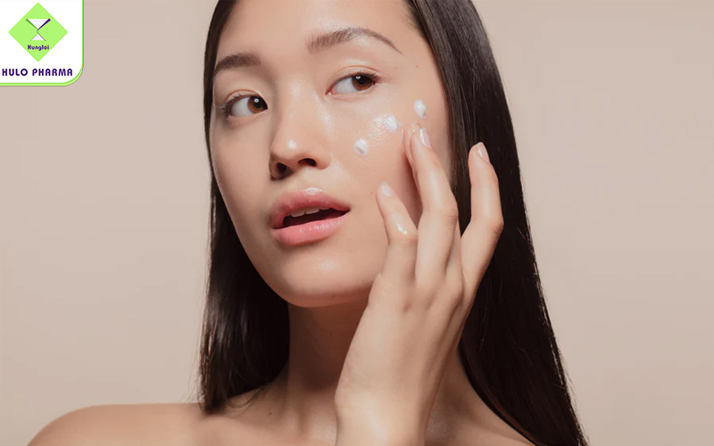 Thoa một lớp kem dưỡng ẩm mỏng trước khi dùng retinol