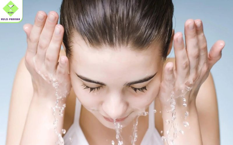 Phải làm sạch da mặt trước khi thoa kem dưỡng ẩm