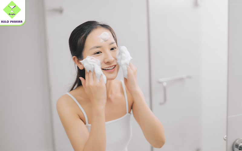 Nên làm sạch da trước khi thoa kem chống nắng dạng sáp