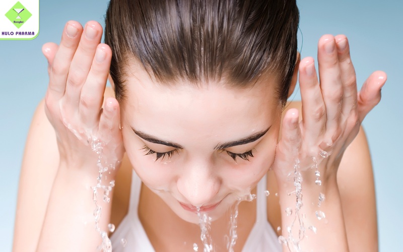 Nên làm sạch da và dưỡng ẩm trước khi bôi kem chống nắng