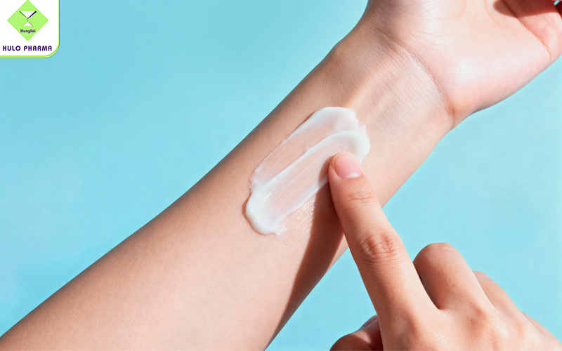 Thoa một lượng nhỏ kem lên tay để kiểm tra